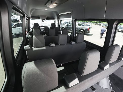 Used 2025 Mercedes-Benz Sprinter 2500 image 40