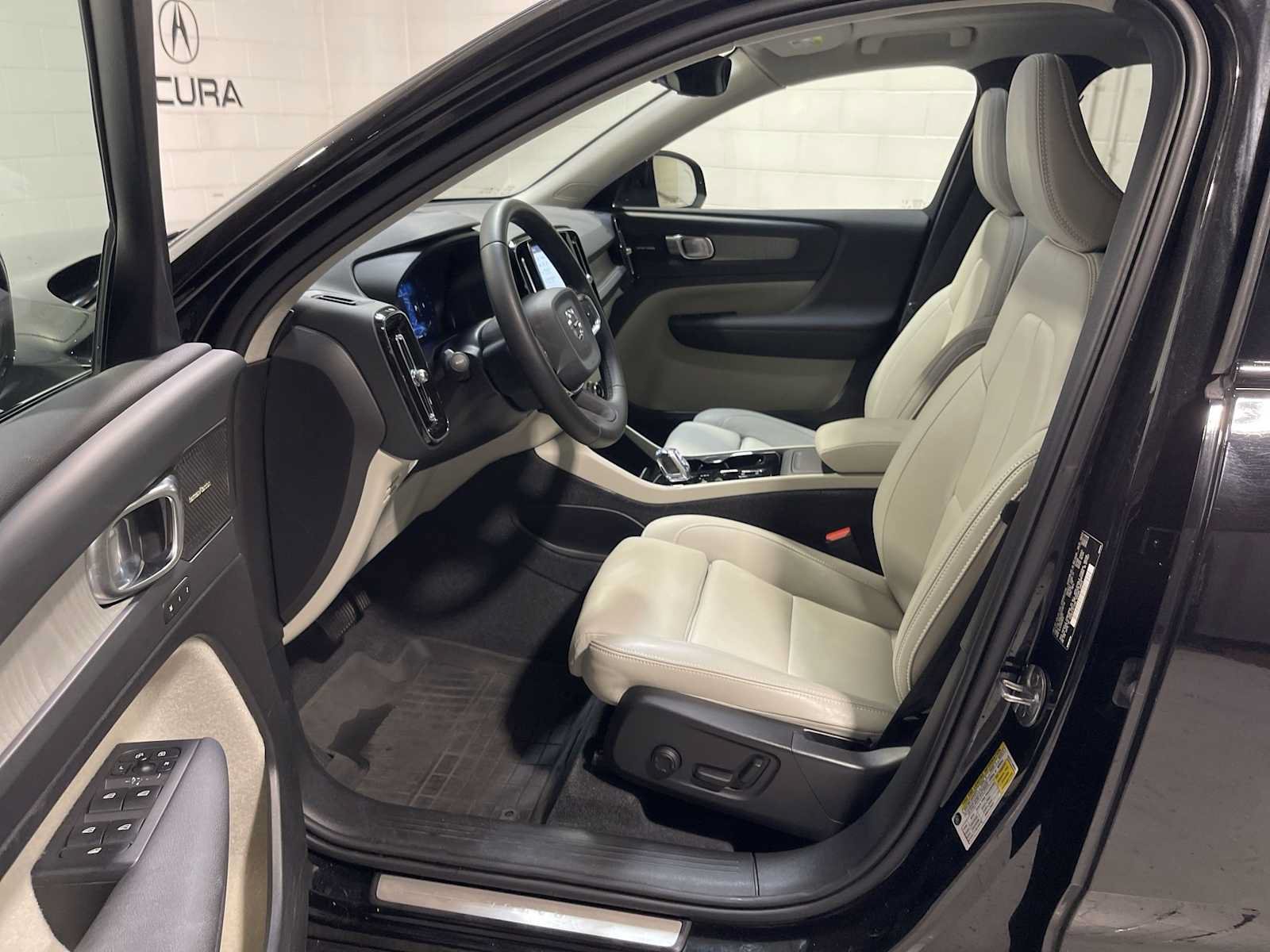 Used 2024 Volvo XC40 B5 Plus w/ Climate Package AWD/4WD image 2