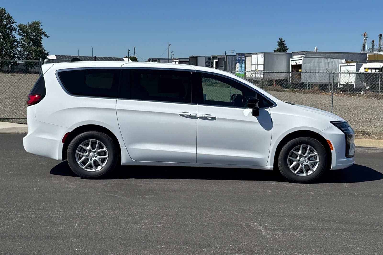 New 2027 Chrysler Pacifica Select FWD image 2