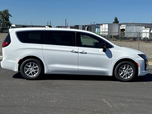 New 2027 Chrysler Pacifica Select FWD image 2