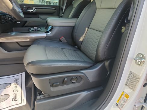 Used 2025 Chevrolet Silverado 2500 ZR2 w/ Technology Package image 23