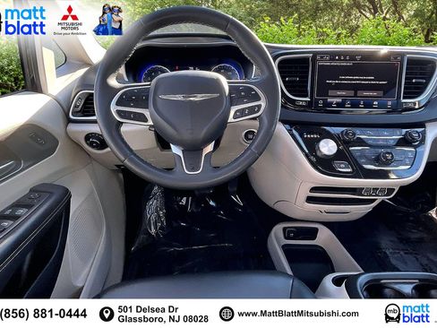 Used 2023 Chrysler Pacifica Touring-L image 6
