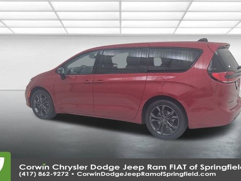 Certified 2026 Chrysler Pacifica Select image 10