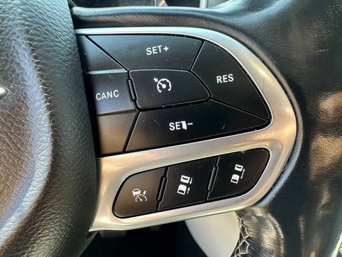 Used 2021 Chrysler Pacifica Touring-L FWD image 16