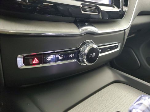 Certified 2025 Volvo XC60 B5 Ultra AWD/4WD image 30