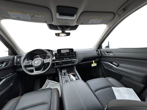 New 2025 Nissan Pathfinder SL image 12