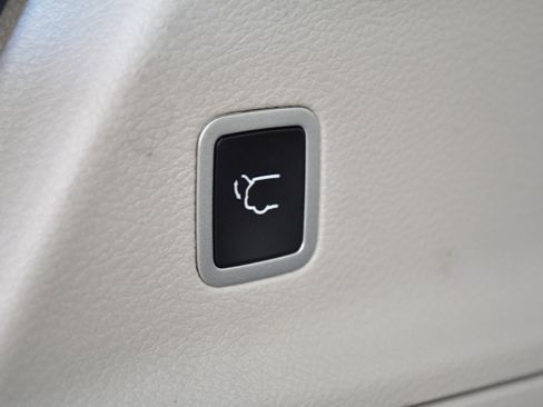 Used 2024 Chrysler Pacifica Touring-L FWD image 32