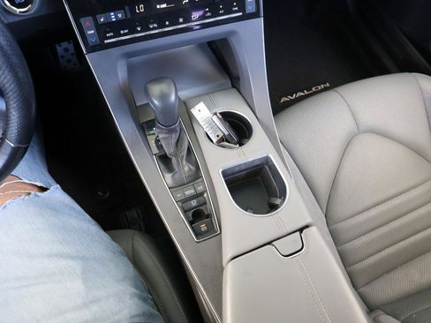 Used 2019 Toyota Avalon Touring FWD image 49