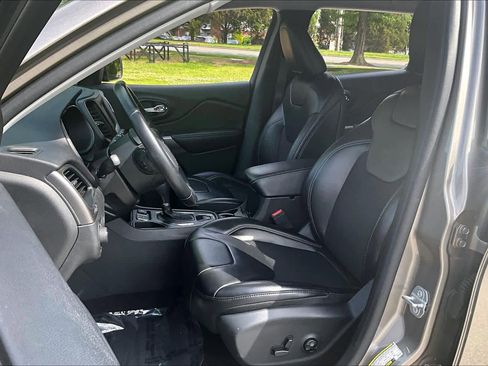 Used 2019 Jeep Cherokee Latitude Plus w/ Comfort/Convenience Group FWD image 8