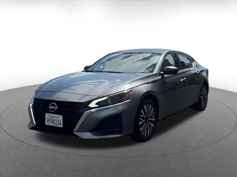 Used 2025 Nissan Altima 2.5 SV FWD image 7