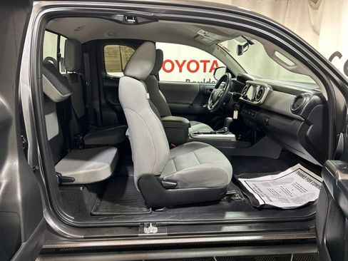 Used 2017 Toyota Tacoma SR5 w/ Tow Package AWD/4WD image 16