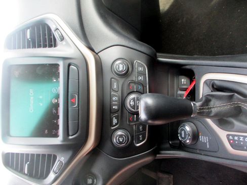 Used 2015 Jeep Cherokee Limited image 11
