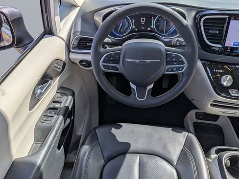 Used 2023 Chrysler Pacifica Touring-L FWD image 16