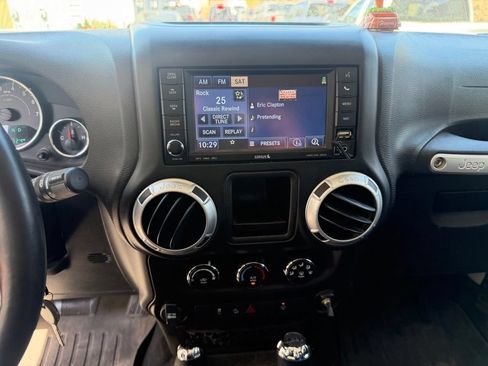 Used 2015 Jeep Wrangler Rubicon w/ Connectivity Group AWD/4WD image 23