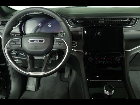 Used 2023 Jeep Grand Cherokee Altitude image 7