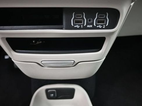 Used 2024 Chrysler Pacifica Limited FWD image 9
