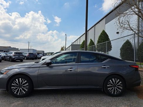 Used 2024 Nissan Altima 2.5 SV image 4
