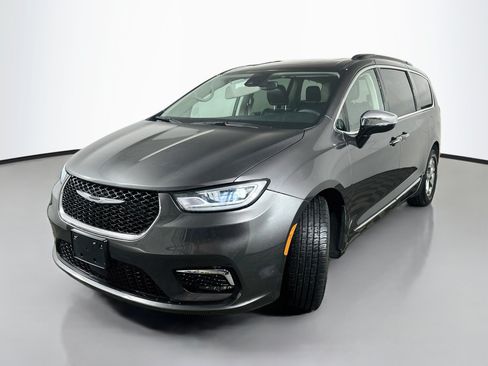 Used 2023 Chrysler Pacifica Limited FWD image 3