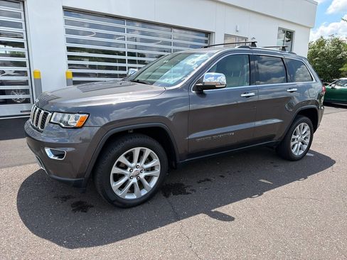 Used 2017 Jeep Grand Cherokee Limited w/ Trailer Tow Group IV AWD/4WD image 3