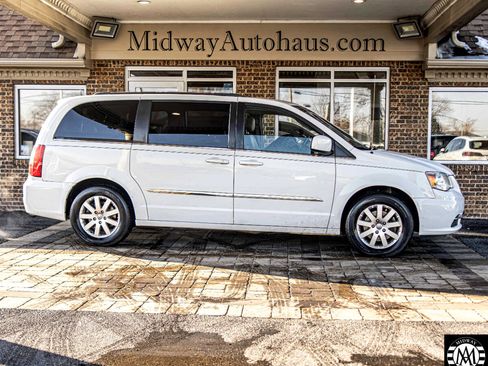 Used 2015 Chrysler Town & Country Touring image 9