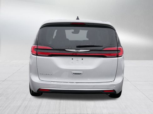 Used 2024 Chrysler Pacifica Touring-L image 6