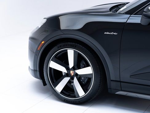 Certified 2025 Porsche Macan Electric RWD image 11