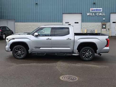 Used 2022 Toyota Tundra Platinum image 3