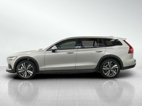 Used 2025 Volvo V60 B5 Cross Country Plus AWD/4WD image 2