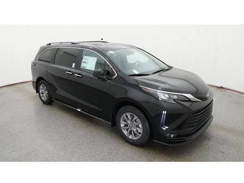 New 2026 Toyota Sienna XLE image 13