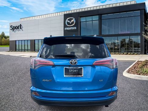 Used 2018 Toyota RAV4 LE FWD image 4