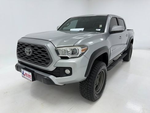 Used 2017 Toyota Tacoma TRD Off-Road w/ Tow Package (A/T) image 4