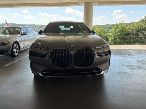 Used 2023 BMW i7 xDrive60 w/ Executive Package 2 AWD/4WD image 4