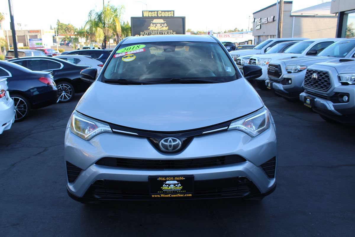 Used 2018 Toyota RAV4 LE FWD image 3
