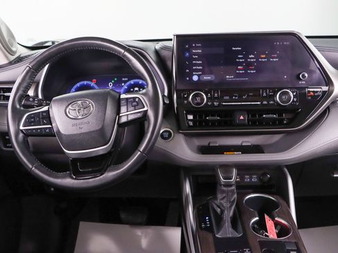 Used 2024 Toyota Highlander Limited FWD image 17
