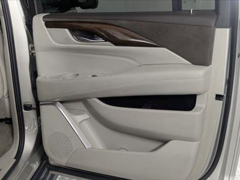 Used 2017 Cadillac Escalade ESV Luxury image 22