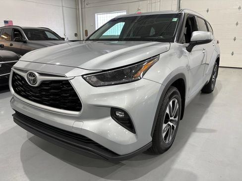 Used 2021 Toyota Highlander XLE AWD/4WD image 3
