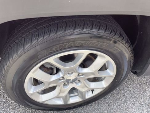 Used 2017 Jeep Renegade Latitude FWD image 9