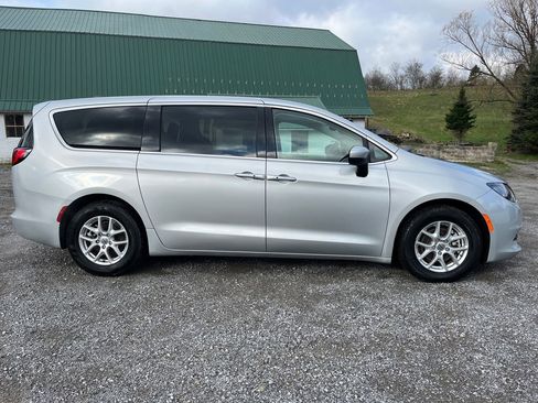 Used 2023 Chrysler Voyager LX image 4