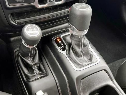 Used 2022 Jeep Wrangler Unlimited Sahara w/ Cold Weather Group AWD/4WD image 28