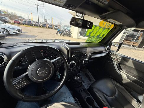 Used 2017 Jeep Wrangler Sahara image 14