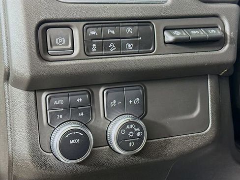 Used 2022 GMC Yukon XL SLT w/ SLT Premium Package image 12