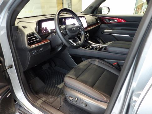 Used 2025 Chevrolet Traverse Z71 w/ Enhanced Driving Package AWD/4WD image 10