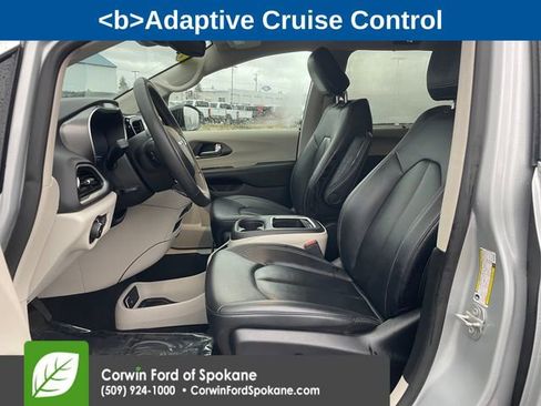 Used 2024 Chrysler Pacifica Touring-L image 2