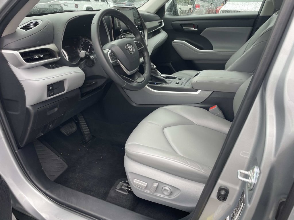 Used 2022 Toyota Highlander XLE AWD/4WD image 19
