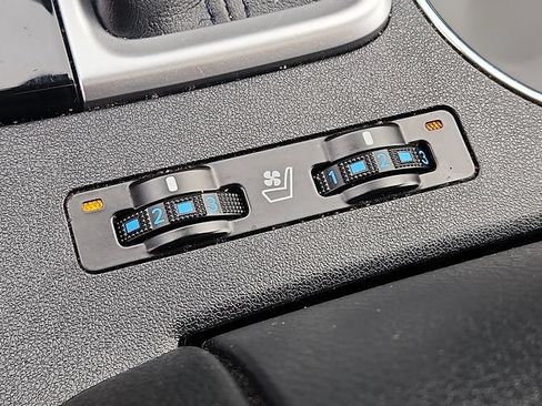 Used 2019 Toyota Highlander Limited AWD/4WD image 24