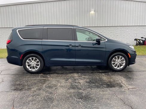 Used 2022 Chrysler Pacifica Touring-L image 17