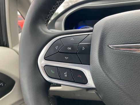 Used 2023 Chrysler Pacifica Touring-L image 15