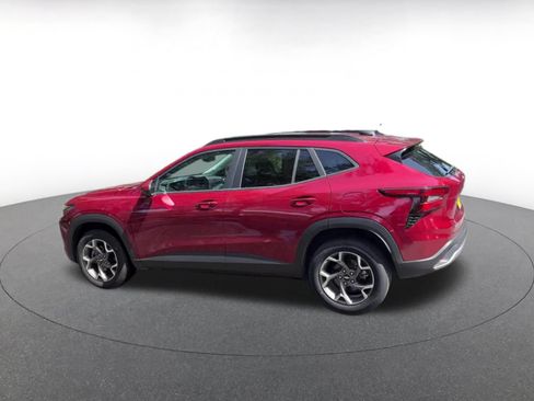 Used 2025 Chevrolet Trax LT w/ LT Convenience Package FWD image 10