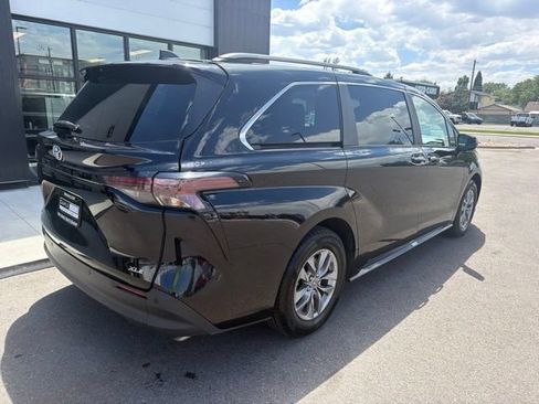 Used 2025 Toyota Sienna XLE FWD image 9