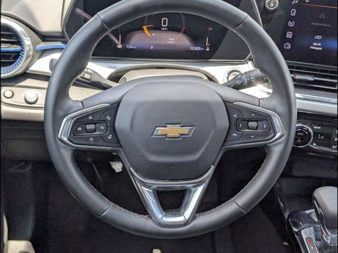 Used 2025 Chevrolet Trax LT w/ LT Convenience Package FWD image 12